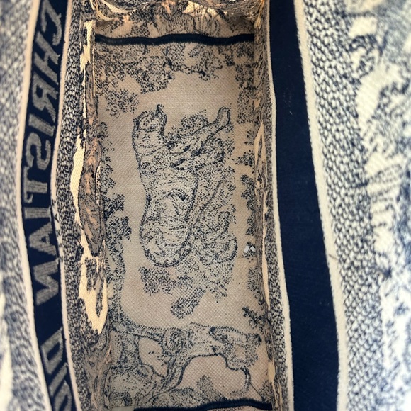 Christian Dior Medium Tote Ecru and Blue Toile de Jouy Embroidery - Picture 10 of 17